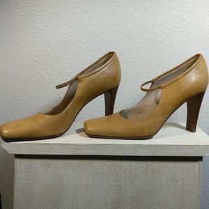 DKNY Italian Made Tan Leather High Heels sz 8
